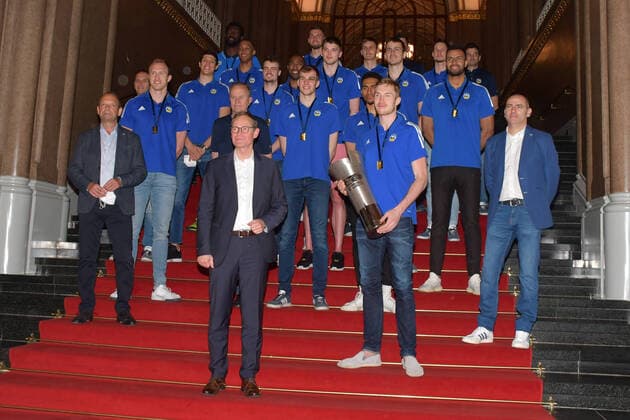 The champion handball player team 2012 with Aito Garcia Reneses , head coach of Alba Berlin, ISRAEL GONZALEZ, associate head coach, CARLOS FRADE individual coach , SEBASTIAN TRZCIONKA, assistant coach, and Michael Müller, Reg Bürg Reception of the Berlin Basketball Bundesliga club Alba Berlin to the 10 championship title win in Berlin on 15 06 2021 ALBA Berlin reception Red City Hall Photopress Mueller