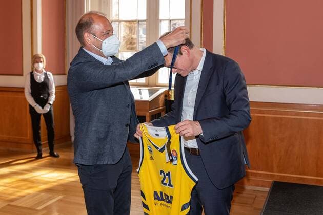 Basketball Berlin 15 06 2021 The German Champion 2021, Alba Berlin, guest of the Governing Mayor of Berlin, Michael Müller in Rotes Rathaus Reception of the team Marco Baldi presents Michael Müller jersey and medal
