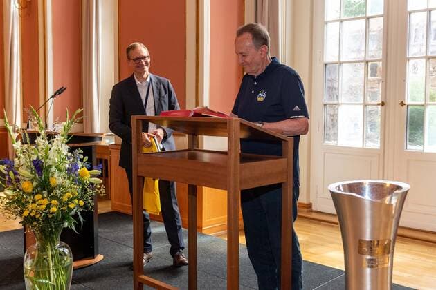 Basketball Berlin 15 06 2021 The German Champion 2021, Alba Berlin, guest of the Governing Mayor of Berlin, Michael Müller in Rotes Rathaus Reception of the team Entry in the Golden Book of the City of Berlin Aito Garcia Reneses Alba Berlin, coach