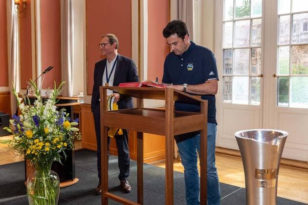 Basketball Berlin 15 06 2021 The German Champion 2021, Alba Berlin, guest of the Governing Mayor of Berlin, Michael Müller in Rotes Rathaus Reception of the team Entry in the Golden Book of the City of Berlin Israel Gonzalez Alba Berlin, Assistant Coach