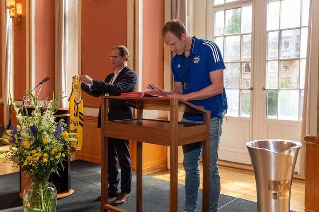 Basketball Berlin 15 06 2021 The German Champion 2021, Alba Berlin, guest of the Governing Mayor of Berlin, Michael Müller in Rotes Rathaus Reception of the team Entry in the Golden Book of the City of Berlin Luke Sikma Alba Berlin, No 43