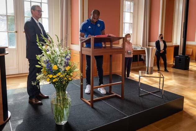 Basketball Berlin 15 06 2021 The German Champion 2021, Alba Berlin, guest of the Governing Mayor of Berlin, Michael Müller in Rotes Rathaus Reception of the team Entry in the Golden Book of the City of Berlin Jayson Granger Alba Berlin, No 33