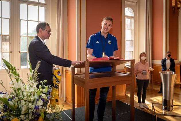 Basketball Berlin 15 06 2021 The German Champion 2021, Alba Berlin, guest of the Governing Mayor of Berlin, Michael Müller in Red City Hall Reception of the team Entry in the Golden Book of the City of Berlin Niels Giffey Alba Berlin, No 05