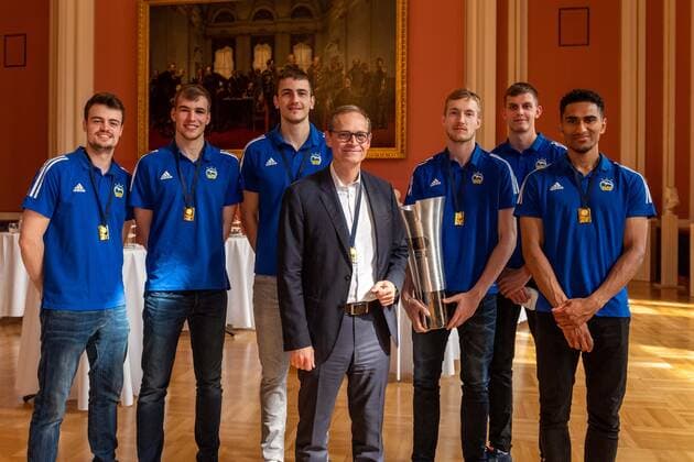 Basketball Berlin 15 06 2021 The German Champion 2021, Alba Berlin, guest of the Governing Mayor of Berlin, Michael Müller in Rotes Rathaus Reception of the team All native Berliners of the champion team flnr Jonas Mattisseck Alba Berlin, No 09 Malte Delow Alba Berlin, No 06 Tim Schneider Alba Berlin, No 10 Lorenz Brenneke Alba Berlin, No 11 Niels Giffey Alba Berlin, No 05 Maodo Lo Alba Berlin, No 00 front Michael Müller