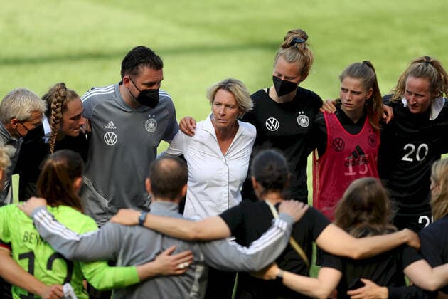 DFB Frauen Laenderspiel Deutschland Chile, 15 06 2021 The national coach Martina Voss Tecklenburg Germany holds a speech after the final whistle in the team circle DFL DFB REGULATIONS PROHIBIT ANY USE OF PHOTOGRAPHS AS IMAGE SEQUENCES AND OR QUASI VIDEO , Frauen Laenderspiel, Germany Chile, 15 06 2021, Offenbach am Main, Bieberer Berg Copyright: xBEAUTIFULxSPORTS JulienxChristx