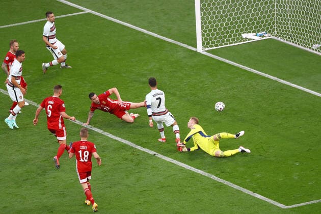 Sport Bilder des Tages BUDAPEST, HUNGARY - JUNE 15: Cristiano Ronaldo (7) from Portugal beats Hungarian defense and goalkeeper P? ter Gulacsi (1) and scores third goal during the UEFA EURO, EM, Europameisterschaft,Fussball 2020 Championship Group F match between Hungary and Portugal on June 15, 2021 in Budapest, Hungary. SPO, SOC, FOI 