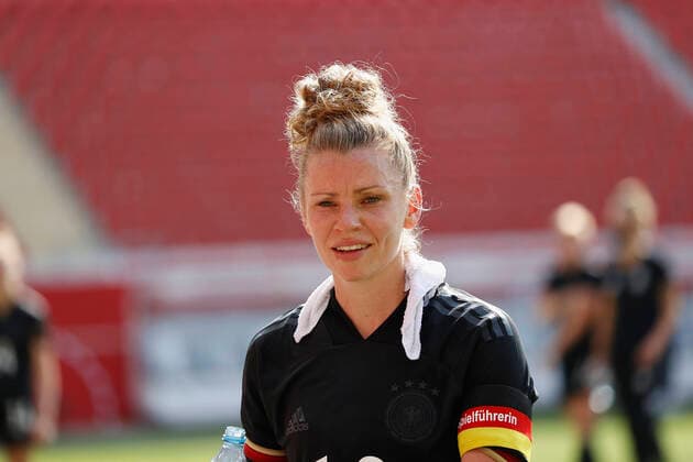 15 06 2021, Football, Womens national match, Season 2020 2021, Germany Chile, GER, Offenbach, Bieberer Berg Picture v li Linda Dallmann Germany DFB REGULATES PROHIBIT ANY USE OF PHOTOGRAPHS AS IMAGE SEQUENCES AND OR QUASI VIDEO Copyright: HMBxMedia xHeikoxBecker