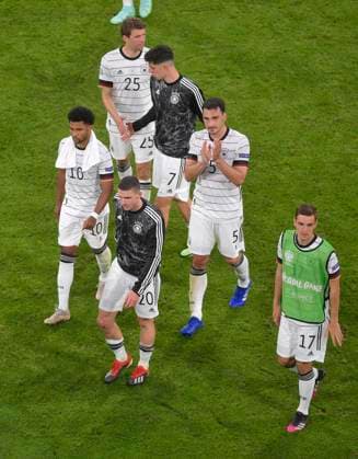 15 06 2021, Football, European Championship 2020, Group match Group F, France Germany, at the Football Arena Munich v l Serge Gnabry Germany , Robin Gosens Germany , Thomas Müller Germany , Kai Havertz Germany , Mats Hummels Germany and Florian Neuhaus Germany are disappointed after the match.