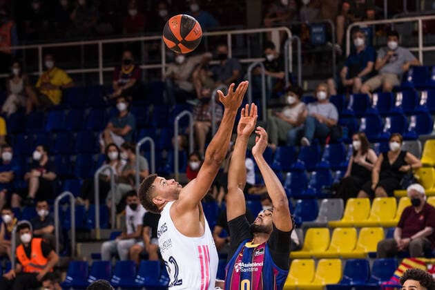 June 15, 2021, Barcelona, Barcelona, Spain: Walter Tavares of Real Madrid competes with Brandon Davies of FC Barcelona, Barca during the Liga Endesa ACB Playoff final game 2 match between Fc Barcelona and Real Madrid at Palau Blaugrana on June 15, 2021 in Barcelona, Spain. Barcelona Spain - ZUMAa181 20210615_zaa_a181_238 Copyright: xJavierxBorregox