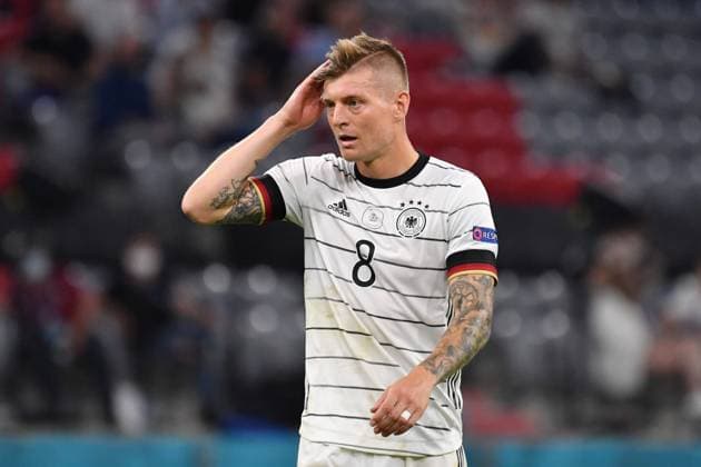 Toni KROOS (GER), Enttaeuschung,Frust,enttaeuscht, frustriert,niedergeschlagen, Aktion,Einzelbild,angeschnittenes Einzelmotiv,Halbfigur,halbe Figur, Gruppenphase,Vorrunde Gruppe F, Spiel M12, Frankreich (F) - Deutschland (GER) 1-0 am 15.06.2021 in Muenchen Fussball Arena (Alliianz Arena). Fussball EM 2020 vom 11.06.2021-11.07.2021. *** Toni KROOS GER , Disappointment, frustration, frustrated, dejected, action, single image, cut single motif, half figure, half figure, group phase, preliminary round group F, game M12, France F Germany GER 1 0 on 15 06 2021 in Munich Football Arena Alliianz Arena Football EM 2020 of 11 06 2021 11 07 2021