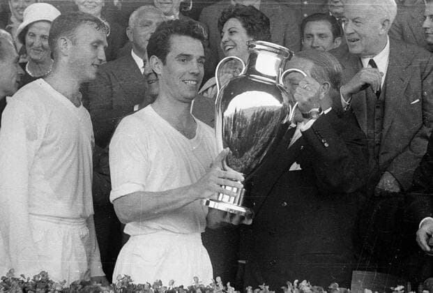 Europapokal der Landesmeister 03.06.1959 Finale: Real Madrid - Stade de Reims 2:0 in Stuttgart (Deutschland) UEFA -Praesident Ebbe Schwartz (verdeckt) ueberreicht den Europapokal an Real-Kapitän Zarraga. Links Jose Santamaria Nur fuer journalistische Zwecke! Only for editorial use! *** European Cup of Champions 03 06 1959 Final Real Madrid Stade de Reims 2 0 in Stuttgart Germany UEFA President Ebbe Schwartz undercover presents the European Cup to Real Captain Zarraga Left Jose Santamaria For journalistic use only Only for editorial use HM
