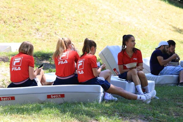DEU, GER, bett1open, 16 06 2021, Rot Weiss Tennisanlage, Steffi Graf Stadion, Berlin, DEU, GER, bett1open, in the picture ballmaedchen take a break nordphotoxGmbHx xEngler nph00076