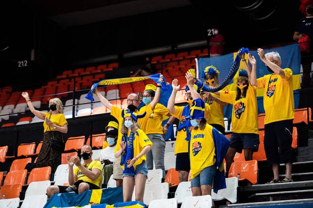 210617 Supporters of Sweden ahead of of the FIBA Women s Eurobasket match between Sweden and Slovakia on June 17, 2021 in Valencia Photo Maxim ThorÃ BILDBYRAN kod MT MT0187 basket basketball national team fiba women s eurobasket basket em sverige sweden slovakien slovakia dam bbeng dag 1 day 1 audience,  Copyright: MAXIMxTHORE BB210617MT018