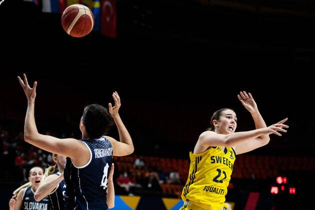 210617 Veronika Remenarova of Slovakia and Emma Johansson of Sweden during of the FIBA Women s Eurobasket match between Sweden and Slovakia on June 17, 2021 in Valencia Photo Maxim ThorÃ BILDBYRAN kod MT MT0187 basket basketball national team fiba women s eurobasket basket em sverige sweden slovakien slovakia dam bbeng dag 1 day 1,  Copyright: MAXIMxTHORE BB210617MT030