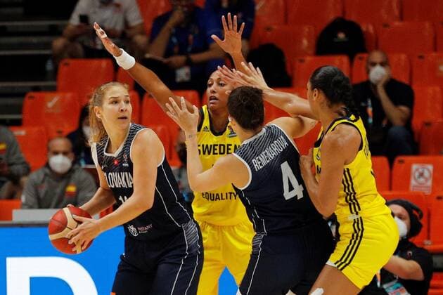 Slovakian pivot Michaela Fekete (L) during the Women Eurobasket 2021 game between Sweden and Slovakia played at San Luis pavilion in Valencia, eastern of Spain on 17 June 2021. Sweden vs Slovakia !ACHTUNG: NUR REDAKTIONELLE NUTZUNG!  Copyright: xMiguelxAngelxPolox GRAF2113 20210617-637595312999147107