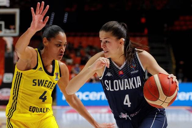 Slovakian pivot Veronika Remenarova (R) fights for the ball with Swedish pivot Nathalie Fontaine (L) during the Women Eurobasket 2021 game between Sweden and Slovakia played at San Luis pavilion in Valencia, eastern of Spain on 17 June 2021. Sweden vs Slovakia !ACHTUNG: NUR REDAKTIONELLE NUTZUNG!  Copyright: xMiguelxAngelxPolox GRAF2201 20210617-637595339387479537