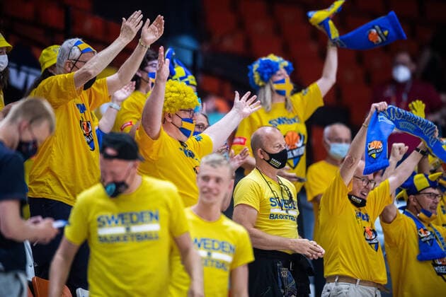 210617 Supporters of Sweden celebrate after the FIBA Women s Eurobasket match between Sweden and Slovakia on June 17, 2021 in Valencia Photo Maxim ThorÃ BILDBYRAN kod MT MT0187 basket basketball national team fiba women s eurobasket basket em sverige sweden slovakien slovakia dam bbeng dag 1 day 1 jubel,  Copyright: MAXIMxTHORE BB210617MT053