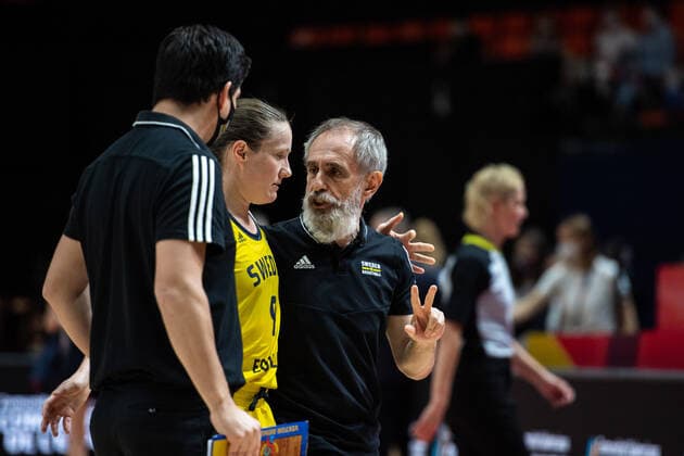 210617 Elin Eldebrink of Sweden and head coach Marco Crespi during of the FIBA Women s Eurobasket match between Sweden and Slovakia on June 17, 2021 in Valencia Photo Maxim ThorÃ BILDBYRAN kod MT MT0187 basket basketball national team fiba women s eurobasket basket em sverige sweden slovakien slovakia dam bbeng dag 1 day 1,  Copyright: MAXIMxTHORE BB210617MT087