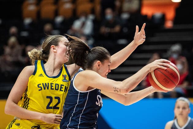 210617 Emma Johansson of Sweden and Veronika Remenarova of Slovakia during of the FIBA Women s Eurobasket match between Sweden and Slovakia on June 17, 2021 in Valencia Photo Maxim ThorÃ BILDBYRAN kod MT MT0187 basket basketball national team fiba women s eurobasket basket em sverige sweden slovakien slovakia dam bbeng dag 1 day 1,  Copyright: MAXIMxTHORE BB210617MT095