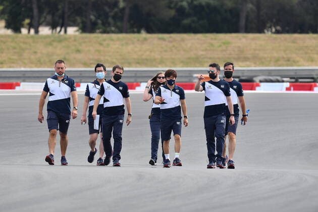FORMULA 1 EMIRATES GRAND PRIX DE FRANCE 2021 17 06 2021, Circuit Paul Ricard, Le Castellet, FORMULA 1 EMIRATES GRAND PRIX DE FRANCE 2021 , in picture Yuki Tsunoda JPN 22 , Scuderia AlphaTauri Honda walks the track with his engineers nordphotoxGmbHx xBratic nph00250