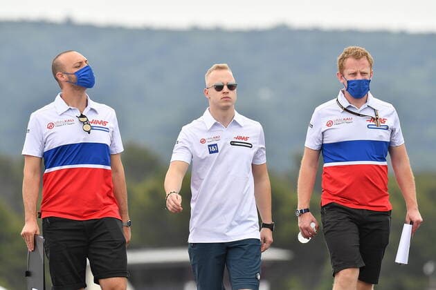 FORMULA 1 EMIRATES GRAND PRIX DE FRANCE 2021 17 06 2021, Circuit Paul Ricard, Le Castellet, FORMULA 1 EMIRATES GRAND PRIX DE FRANCE 2021 in picture Nikita Mazepin RUS 9 , Haas F1 Team walks around the track with his engineers nordphotoxGmbHx xBratic nph00250