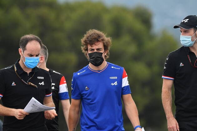FORMULA 1 EMIRATES GRAND PRIX DE FRANCE 2021 17 06 2021, Circuit Paul Ricard, Le Castellet, FORMULA 1 EMIRATES GRAND PRIX DE FRANCE 2021 in picture Fernando Alonso ESP 14 , Alpine F1 Team walks the track with his engineers nordphotoxGmbHx xBratic nph00250