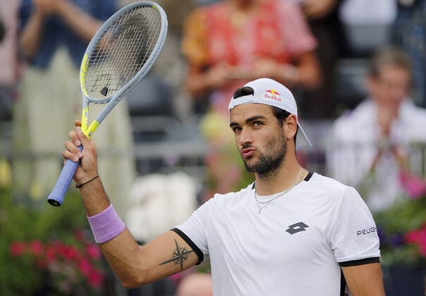Mandatory Credit: Photo by Ella Ling BPI Shutterstock (12089309ad) Matteo Berrettini of Italy thanks the crowd Cinch Championships, Day Four, Tennis, Queens Club, London, UK - 17 June 2021 EDITORIAL USE ONLY No use with unauthorised audio, video, data, fixture lists, club league logos or live services. Online in-match use limited to 120 images, no video emulation. No use in betting, games or single club league player publications. Cinch Championships, Day Four, Tennis, Queens Club, London, UK - 17 June 2021 EDITORIAL USE ONLY No use with unauthorised audio, video, data, fixture lists, club league logos or live services. Online in-match use limited to 120 images, no video emulation. No use in betting, games or single club league player publications. Copyright: xEllaxLing BPI Shutterstockx 12089309ad