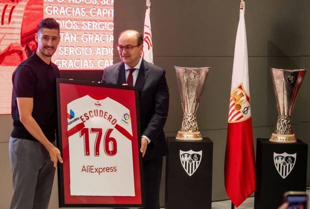 Sevilla FC s defender Sergio Escudero (L) next to the president Jose Castro (c) and his two Europa League s trophies during his farewell act held at Sanchez Pijuan stadium in Seville, Andalusia, Spain on 17 June 2021 after six seassons. Sevilla FC s defender Sergio Escudero !ACHTUNG: NUR REDAKTIONELLE NUTZUNG!  Copyright: xRaulxCarox GRAFAND238 20210617-637595466854884082