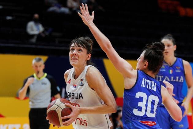 Serbia s center Tina Krajisnik (L) in action against Italy s guard Beatrice Attura (R) during the Women Eurobasket 2021 game between Serbia and Italy played at San Luis pavilion in Valencia, eastern of Spain on 17 June 2021. Serbia vs Italy !ACHTUNG: NUR REDAKTIONELLE NUTZUNG!  Copyright: xMiguelxAngelxPolox GRAF2453 20210617-637595527925013605
