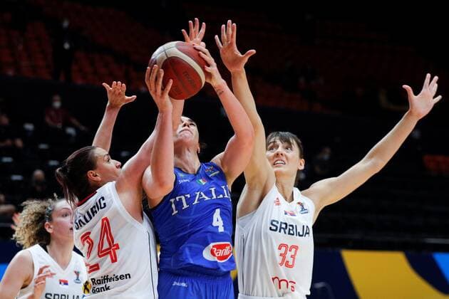 Serbia s power-forward Maja Skoric (L) and center Tina Krajisnik (R) in action against Italy s center Martina Bestagno (C) during the Women Eurobasket 2021 game between Serbia and Italy played at San Luis pavilion in Valencia, eastern of Spain on 17 June 2021. Serbia vs Italy !ACHTUNG: NUR REDAKTIONELLE NUTZUNG!  Copyright: xMiguelxAngelxPolox GRAF2470 20210617-637595546023311961