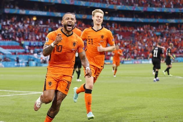 Bilder des Jahres 2021, Sport 06 Juni Sport Themen der Woche KW24 Sport Bilder des Tages AMSTERDAM, 17-06-2021 JohanCruyff Arena, Group stage of EURO2020 between Netherlands and Austria. Memphis Depay scores 1-0 and celebrates with Frenkie de Jong Netherlands - Austria  x12188678x Copyright: