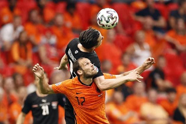 AMSTERDAM lr Daley Blind of Holland, Michael Gregoritsch of Austria during the UEFA EURO 2020 Group C match between the Netherlands and Austria at the Johan Cruijff ArenA on June 17, 2021 in Amsterdam, Netherlands ANP MAURICE VAN STEEN EURO 2020 group C 2020 2021 xVIxANPxSportx xxANPxIVx 432698394