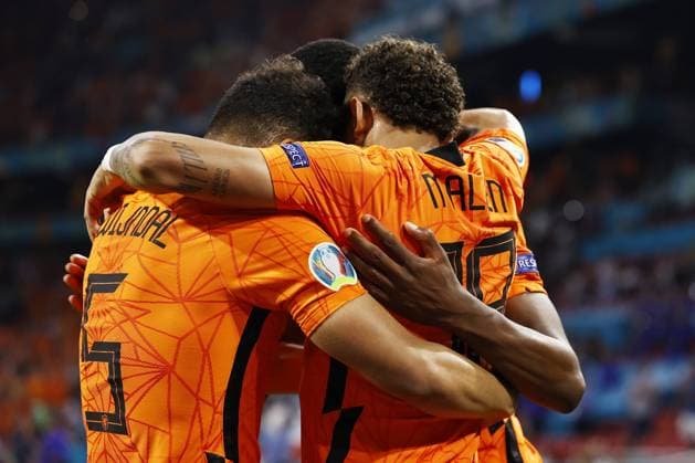 AMSTERDAM lr Owen Wijndal of Holland, Denzel Dumfries of Holland, Donyell Malen of Holland celebrate 2 0 during the UEFA EURO 2020 Group C match between the Netherlands and Austria at the Johan Cruijff ArenA on June 17, 2021 in Amsterdam, Netherlands ANP MAURICE VAN STEEN EURO 2020 Group C 2020 2021 xVIxANPxSportx xxANPxIVx 432700385