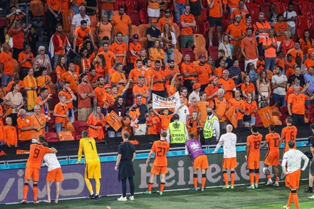 AMSTERDAM Players of the Netherlands celebrate victory with the crowd during the UEFA EURO 2020 Group C match between the Netherlands and Austria at the Johan Cruijff ArenA on June 17, 2021 in Amsterdam, Netherlands ANP PIETER STAM DE YOUNG EURO 2020 group C 2020 2021 xVIxANPxSportx xxANPxIVx 432701109