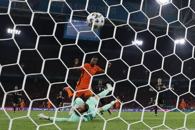 AMSTERDAM lr Denzel Dumfries of Holland, Austria goalkeeper Daniel Bachmann scores the 2 0 during the UEFA EURO 2020 Group C match between the Netherlands and Austria at the Johan Cruijff ArenA on June 17, 2021 in Amsterdam, Netherlands ANP MAURICE VAN STEEN EURO 2020 group C 2020 2021 xVIxANPxSportx xxANPxIVx 432702200