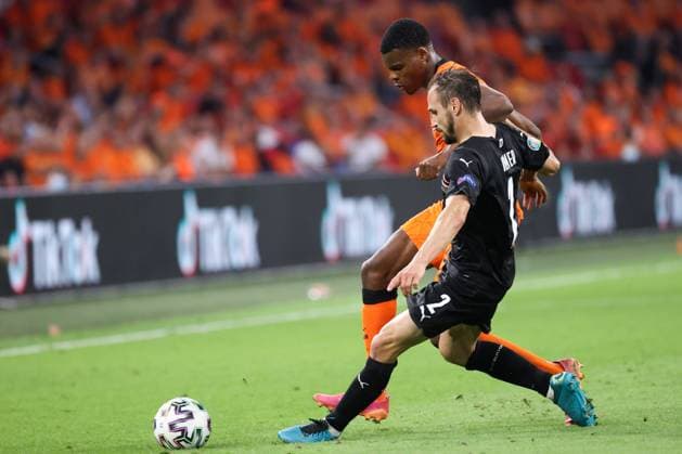 SOCCER - UEFA EURO, EM, Europameisterschaft,Fussball 2020, NED vs AUT AMSTERDAM,NETHERLANDS,17.JUN.21 - SOCCER - UEFA European Championship, EM, Europameisterschaft OEFB international match, Länderspiel, Nationalmannschaft Netherlands vs Austria. Image shows Andreas Ulmer (AUT) and Denzel Dumfries (NED).  GEPAxpictures xChristianxWalgram