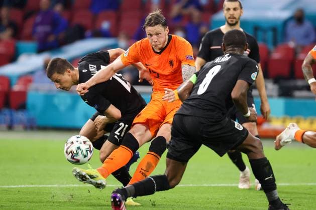 SOCCER - UEFA EURO, EM, Europameisterschaft,Fussball 2020, NED vs AUT AMSTERDAM,NETHERLANDS,17.JUN.21 - SOCCER - UEFA European Championship, EM, Europameisterschaft OEFB international match, Länderspiel, Nationalmannschaft Netherlands vs Austria. Image shows Stefan Lainer (AUT), Wout Weghorst (NED) and David Alaba (AUT).  GEPAxpictures xChristianxWalgram