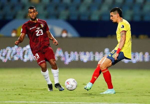 Colombia s Daniel Munoz (R) in action against Venezuela s Cristian Casseres, during a match for Group B of the Copa America at the Pedro Ludovico Teixeira Olympic Stadium, in Goiania, Brazil, 17 June 2021. Colombia - Venezuela !ACHTUNG: NUR REDAKTIONELLE NUTZUNG!  Copyright: xFERNANDOxBIZERRAxJRx AMDEP4336 20210617-637595698081715033