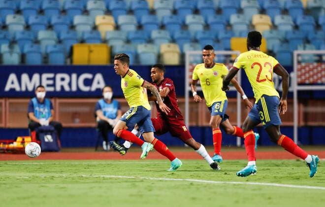 Colombia s Mateus Uribe (L) in action against Venezuela s Cristian Casseres, during a match for Group B of the Copa America at the Pedro Ludovico Teixeira Olympic Stadium, in Goiania, Brazil, 17 June 2021. Colombia - Venezuela !ACHTUNG: NUR REDAKTIONELLE NUTZUNG!  Copyright: xFERNANDOxBIZERRAxJRx AMDEP4339 20210617-637595709386153666