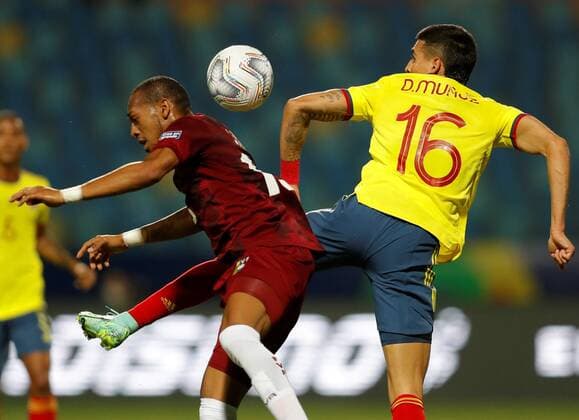 Sport Bilder des Tages Colombia s Daniel Munoz (R) in action against Venezuela s Jose Martinez, during a match for Group B of the Copa America at the Pedro Ludovico Teixeira Olympic Stadium, in Goiania, Brazil, 17 June 2021. Colombia - Venezuela !ACHTUNG: NUR REDAKTIONELLE NUTZUNG!  Copyright: xFERNANDOxBIZERRAxJRx AMDEP4343 20210618-637595719800561875