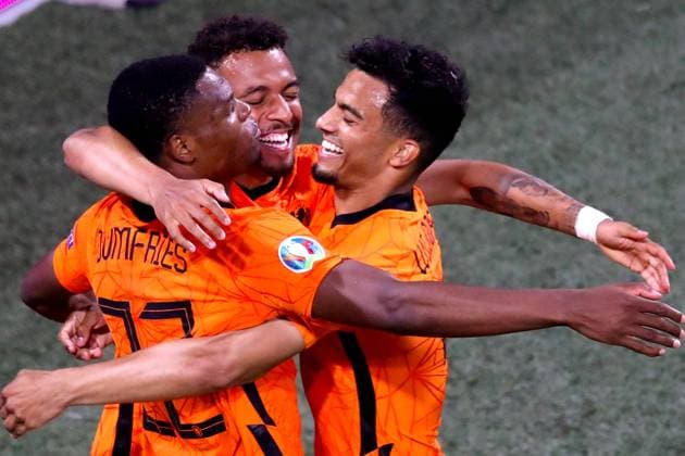 AMSTERDAM lr Donyell Malen of Holland, Denzel Dumfries of Holland, Owen Wijndal of Holland celebrate 2 0 during the UEFA EURO 2020 Group C match between the Netherlands and Austria at the Johan Cruijff ArenA on June 17, 2021 in Amsterdam, Netherlands ANP PIETER STAM DE YOUNG EURO 2020 Group C 2020 2021 xVIxANPxSportx xxANPxIVx 432704365
