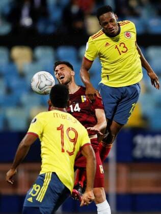 Colombia s Yerry Mina (R) in action against Venezuela s Luis del Pino, during a match for Group B of the Copa America at the Pedro Ludovico Teixeira Olympic Stadium, in Goiania, Brazil, 17 June 2021. Colombia - Venezuela !ACHTUNG: NUR REDAKTIONELLE NUTZUNG!  Copyright: xFERNANDOxBIZERRAxJRx AMDEP4372 20210618-637595763124133997