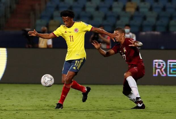 Juan Cuadrado of Colombia disputes the ball with Yohan Cumana of ??Venezuela today, during a match for Group B of the Copa America at the Pedro Ludovico Teixeira Olympic Stadium in Goiania, Brazil 17 June 2021. Colombia - Venezuela !ACHTUNG: NUR REDAKTIONELLE NUTZUNG!  Copyright: xAlbertoxValdesx AME6244 20210618-637595775433138248