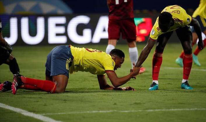 Davinson Sanchez (R) helps his teammate Jerry Mina from Colombia today, during a match for Group B of the Copa America at the Pedro Ludovico Teixeira Olympic Stadium in Goiania, Brazil 17 June 2021. Colombia - Venezuela !ACHTUNG: NUR REDAKTIONELLE NUTZUNG!  Copyright: xAlbertoxValdesx AME6238 20210618-637595776074435369