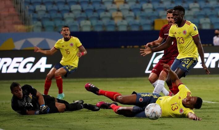 Yerry Mina (Bottom R) of Colombia disputes the ball with Wuilker Farinez goalkeeper of Venezuela today, during a match for Group B of the Copa America at the Pedro Ludovico Teixeira Olympic Stadium in Goiania, Brazil 17 June 2021. Colombia - Venezuela !ACHTUNG: NUR REDAKTIONELLE NUTZUNG!  Copyright: xAlbertoxValdesx AME6237 20210618-637595776737949560