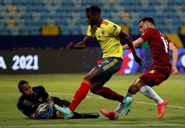 Duvan Zapata of Colombia disputes the ball with Luis Del Pino (R) and Wuilker Farinez (L) of Venezuela today, during a match for Group B of the Copa America at the Pedro Ludovico Teixeira Olympic Stadium in Goiania, Brazil 17 June 2021. Colombia - Venezuela !ACHTUNG: NUR REDAKTIONELLE NUTZUNG!  Copyright: xAlbertoxValdesx AME6236 20210618-637595777402028804