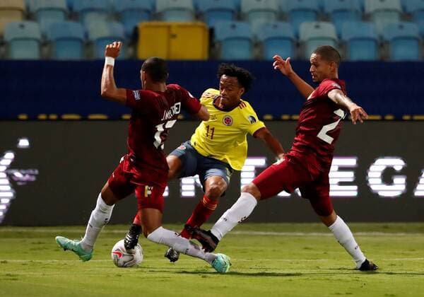 Juan Cuadrado of Colombia disputes the ball with Jose Martinez (L) of Venezuela today, during a match for Group B of the Copa America at the Pedro Ludovico Teixeira Olympic Stadium in Goiania, Brazil 17 June 2021. Colombia - Venezuela !ACHTUNG: NUR REDAKTIONELLE NUTZUNG!  Copyright: xAlbertoxValdesx AME6234 20210618-637595778061987813