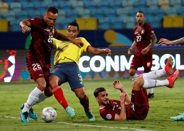 Luis Muriel from Colombia disputes the ball with Luis Adrian Martinez (L) and Luis Del Pino (bottom) from Venezuela today, during a match for Group B of the Copa America at the Pedro Ludovico Teixeira Olympic Stadium in Goiania, Brazil 17 June 2021. Colombia - Venezuela !ACHTUNG: NUR REDAKTIONELLE NUTZUNG!  Copyright: xAlbertoxValdesx AME6230 20210618-637595778694469976