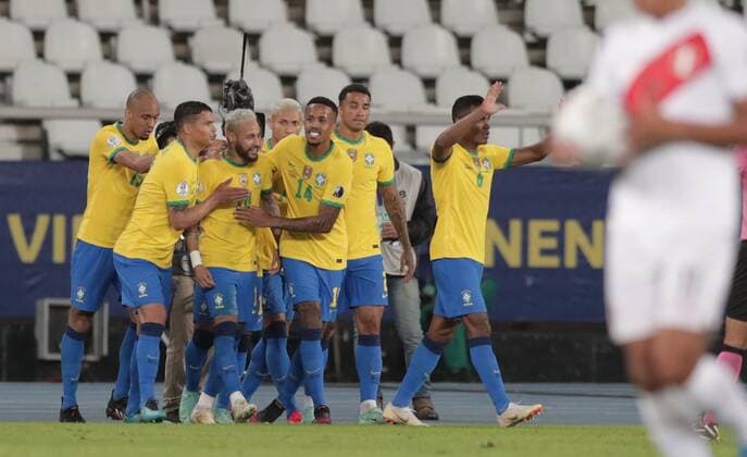 Brazil players congratulate Neymar after scoring a goal today during a match for Group B of the Copa America, at the Nilton Santos Olympic Stadium in Rio de Janeiro, Brazil, 17 June 2021. Brazil - Peru !ACHTUNG: NUR REDAKTIONELLE NUTZUNG!  Copyright: xAndrexCoelhox AME6385 20210618-637595878919815142