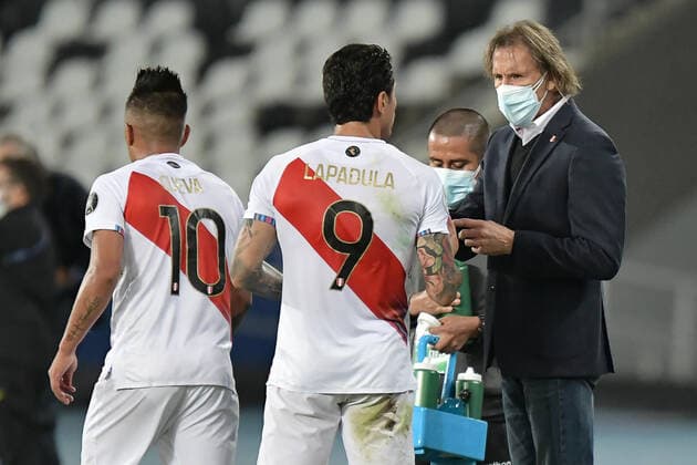 Copa América 2021 - Brasil vs Venezuela Técnico Ricardo Gareca do Peru orienta Giuanluca Lapadula, durante a partida entre Brasil e Peru, pela 2ª rodada do Grupo B da Copa América 2021 no Estádio Nilton Santos nesta quinta-feira 17. PRESSINPHOTO Copyright: xMarcelloxDiasx DE_2873_17062021_HA2_0022